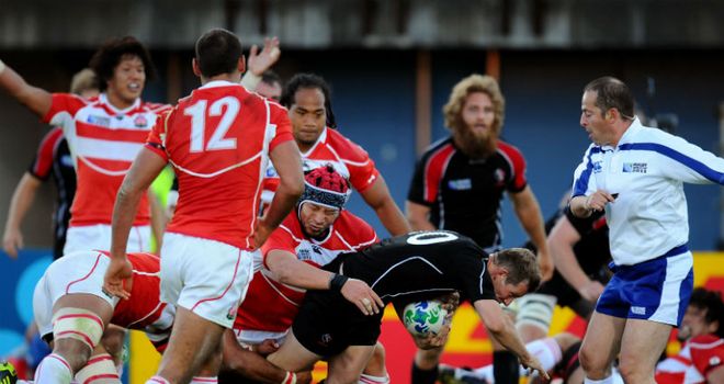 Ander Monro powers over for a late try