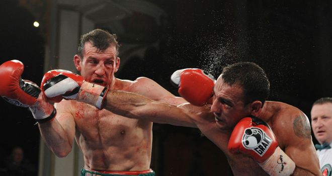 Emiliano Marsili (R) lands on his way to victory over Derry Matthews (L) (photo: www.leighdawneyphotography.com)