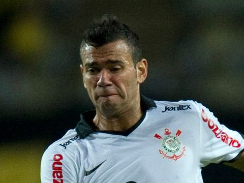 Image of Leandro Castan: Not thinking about a summer move