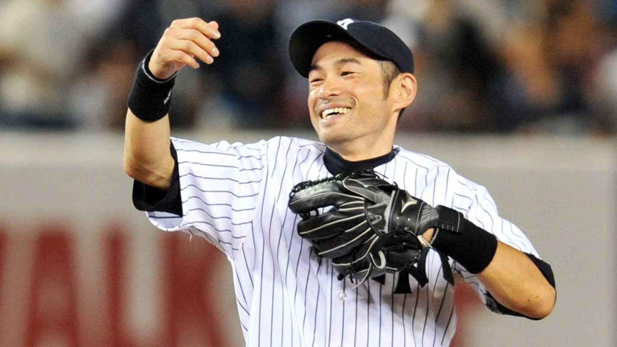 Ichiro smashes a walk-off homer in the 9th 