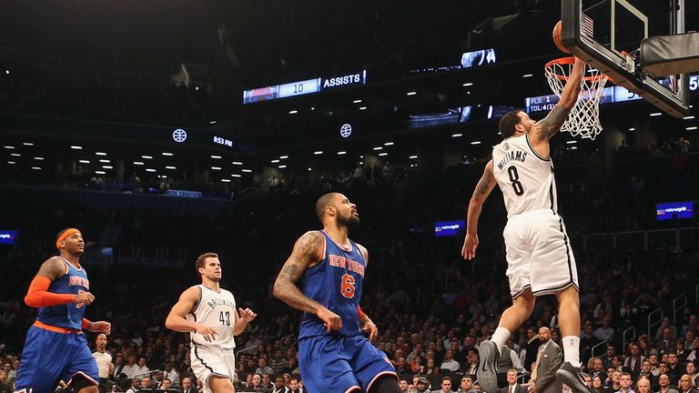 Deron Williams lands a two-pointer during the third period of Brooklyn Nets&#39; derby clash with New York Knicks