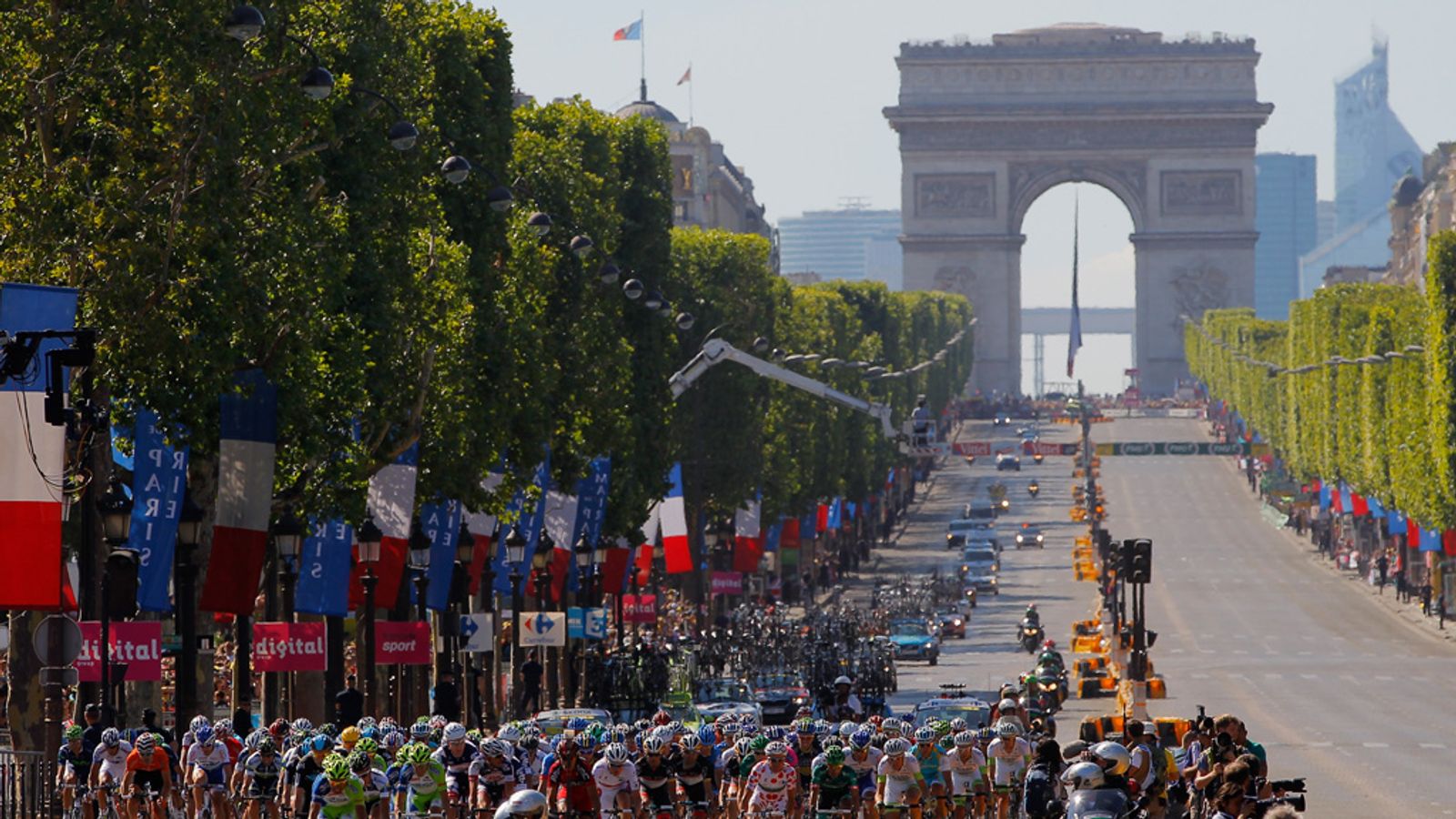 Tour de France Police open fire on car in the Place de la Concorde