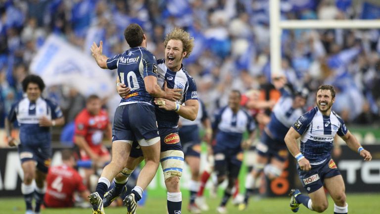 Antonie Claassen (C) celebrates Castres&#39; victory with Remi Tales (No 10)