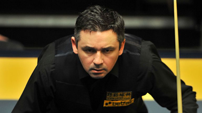 Alan McManus set up a last-32 match against Ryan Day