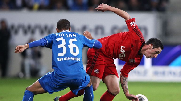 Jeremy Toljan puts Roberto Hilbert under pressure.