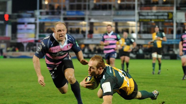 Alex Day scores for Saints as Mike Tindall of Gloucester looks