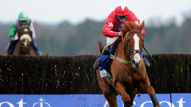 Hidden Cyclone (l) gives forlorn chase to Sire De Grugy