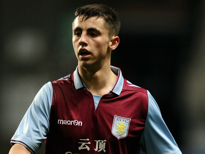 Widok z lotu ptaka na fale rozbijające się o brzeg.