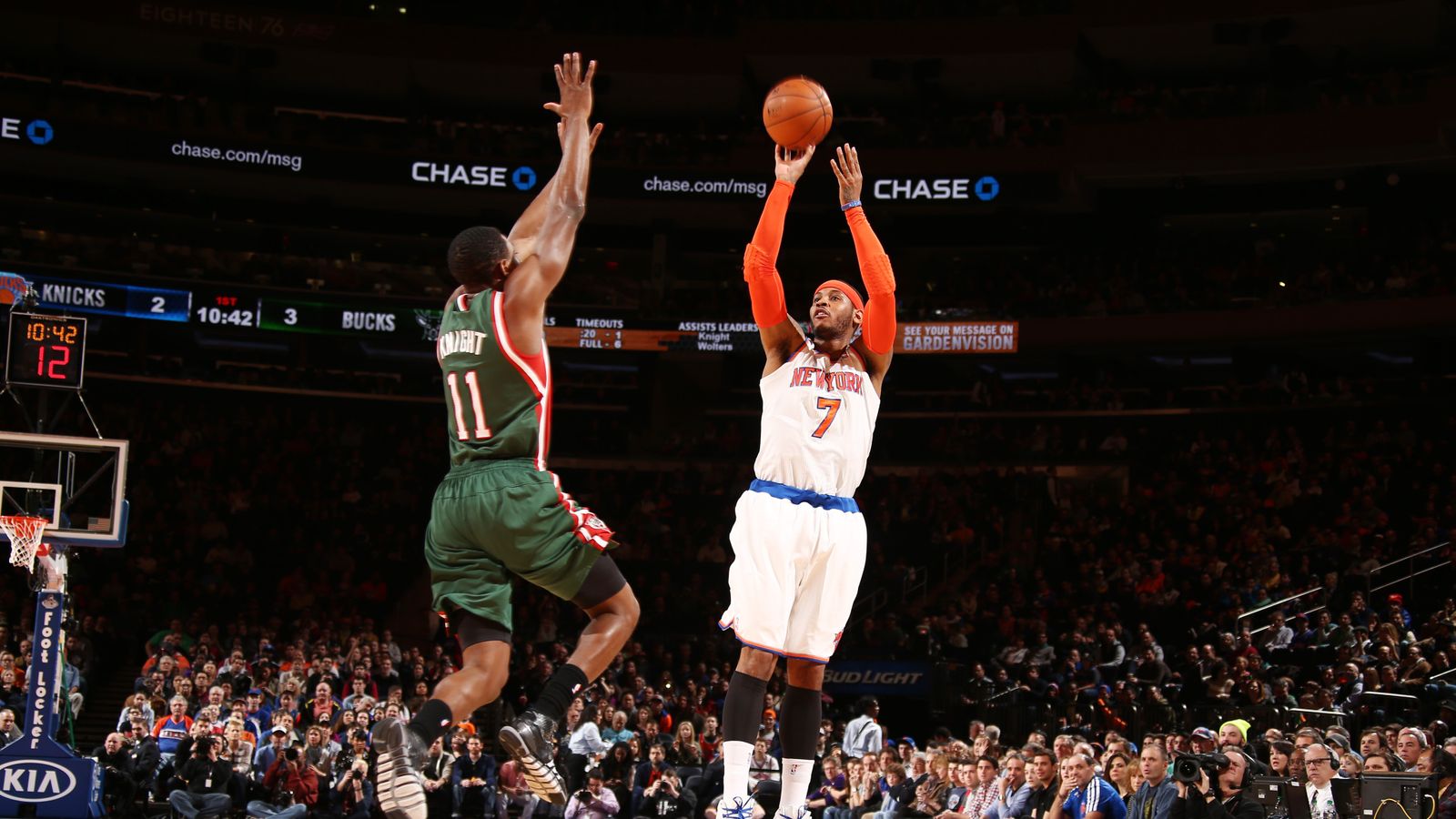 Carmelo Anthony stays with Knicks