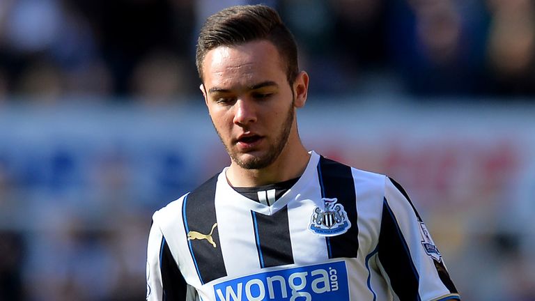 Adam Armstrong: Loan move completed