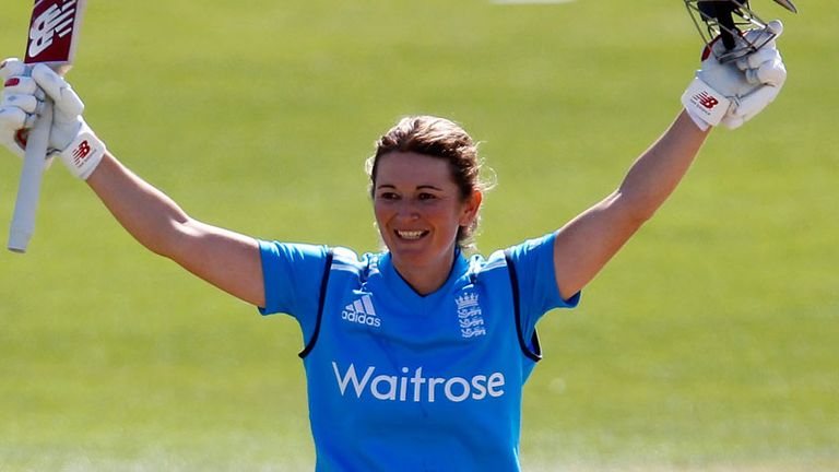 Charlotte Edwards celebra uno de sus nueve siglos ODI para Inglaterra