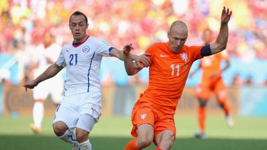 Image of Marcelo Diaz battles with Arjen Robben during a World Cup 2014 match between Chile and the Netherlands.