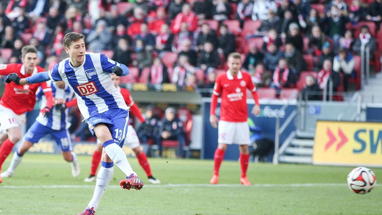 Jens Hegeler puts Hertha ahead from the penalty spot