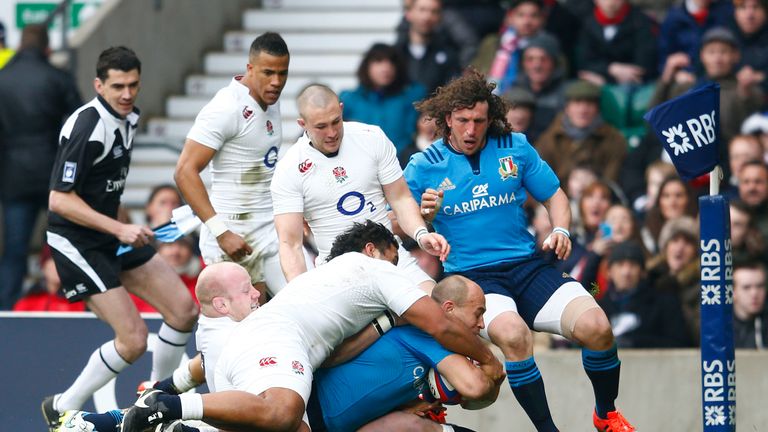 Sergio Parisse powers over for Italy