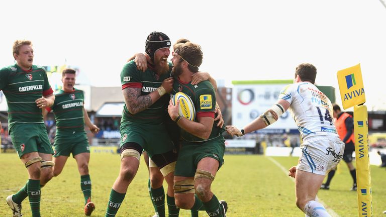 Sebastian de Chaves: Congratulates Geoff Parling after his second-half try