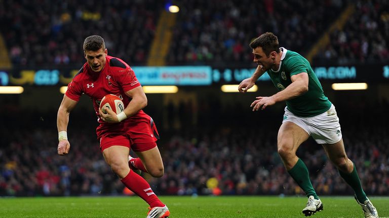 Scott Williams (L) evades Tommy Bowe to score for Wales
