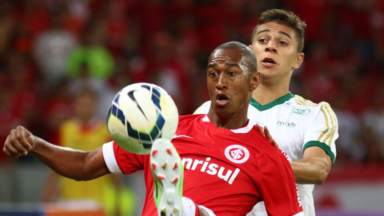 Fabricio of Internacional was sent off for giving his own fans the middle finger