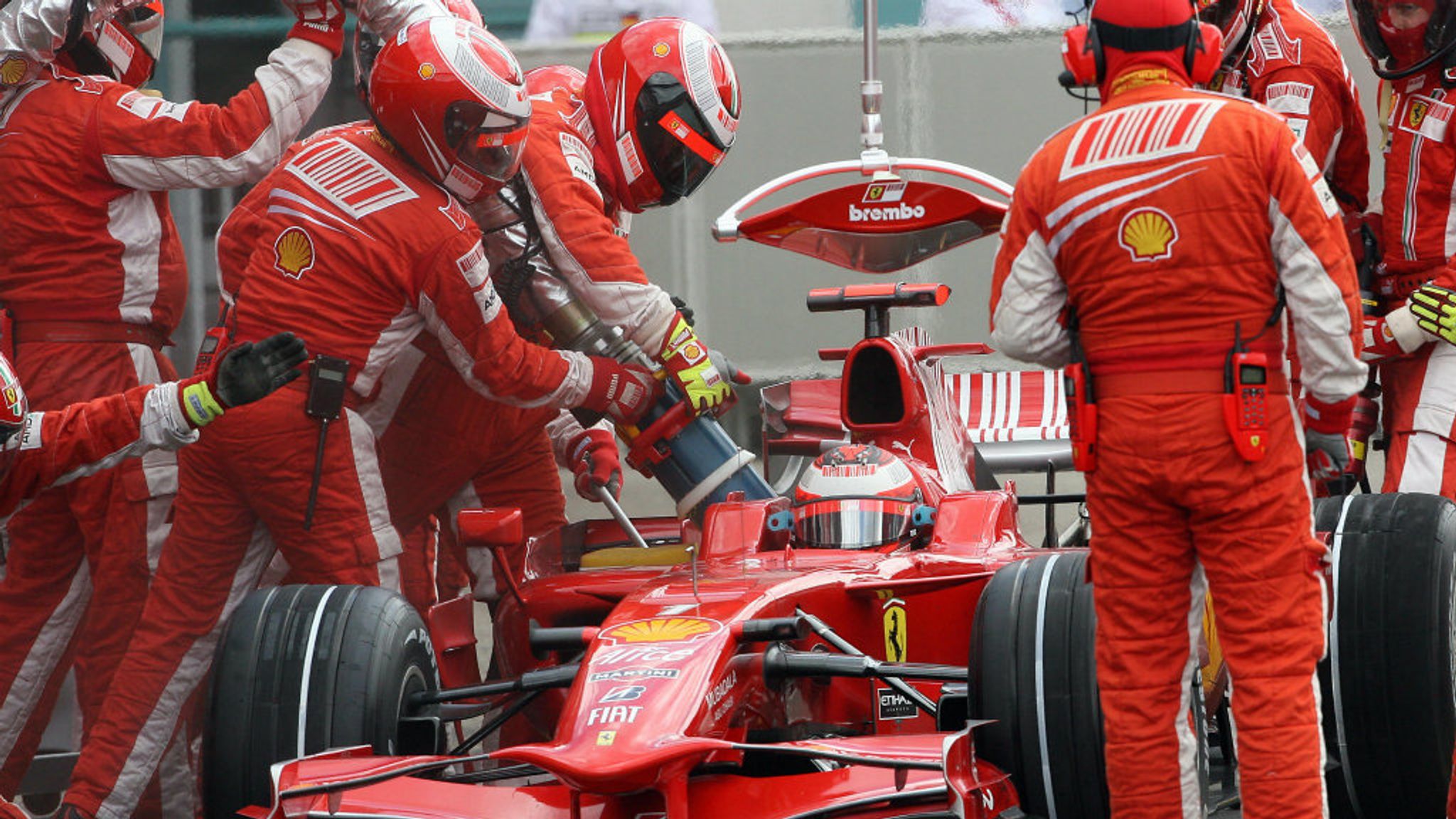 refuelling-kimi-raikkonen-ferrari-pitstop_3303758.jpg