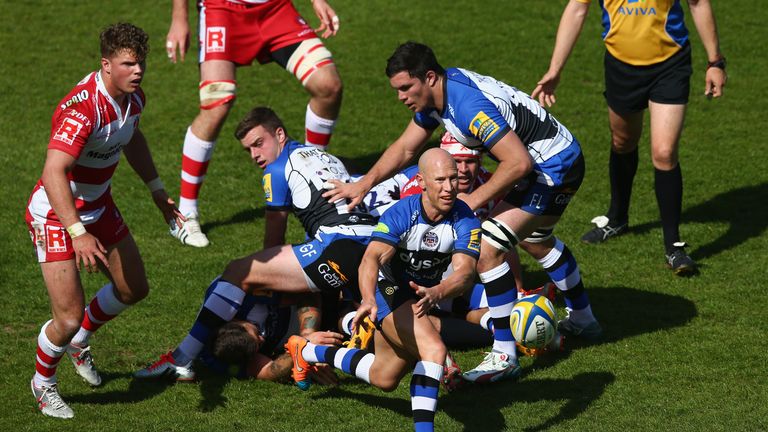 Bath Peter Stringer scrum-half fires a pass from the base of a ruck