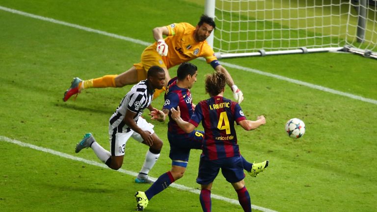 Luis Suarez scores Barcelona's second
