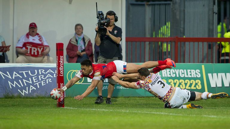 Ben Pomeroy can't prevent Hull KR wing Ken Sio from diving over in the corner