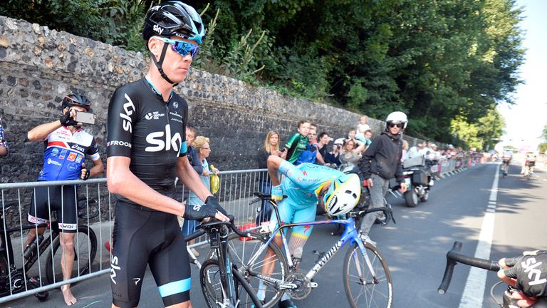 Chris Froome avoided falling but had to stop to change his bike