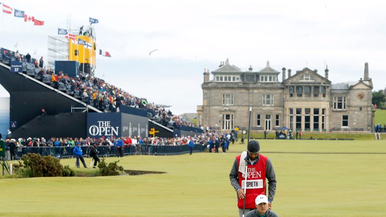 Spieth lines up a putt on the 1st green