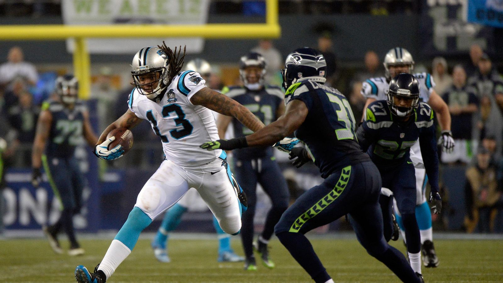 Panthers WR Kelvin Benjamin goes to locker room with knee injury