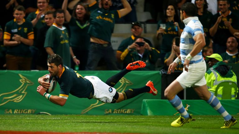 Willie le Roux of South Africa scores a try