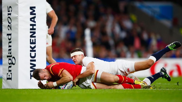 Gareth Davies scores the try that brought Wales level