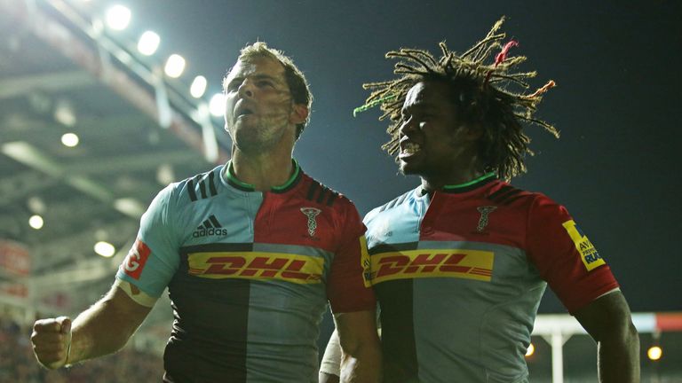 Nick Evans (L) celebrates with Marland Yarde after scoring