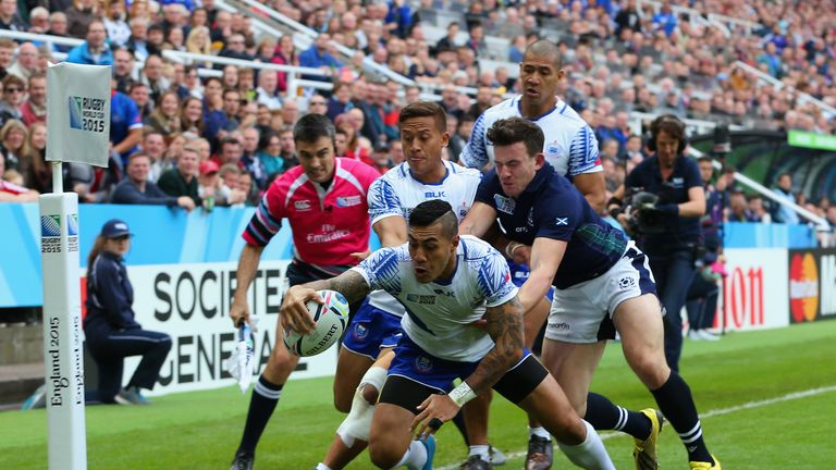 Tusi Pisi crosses for Samoa's first try in an action-packed first half