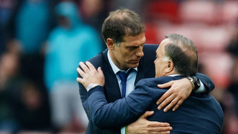 Slaven Bilic embraces Advocaat at the end of West Ham's 2-2 draw with Sunderland