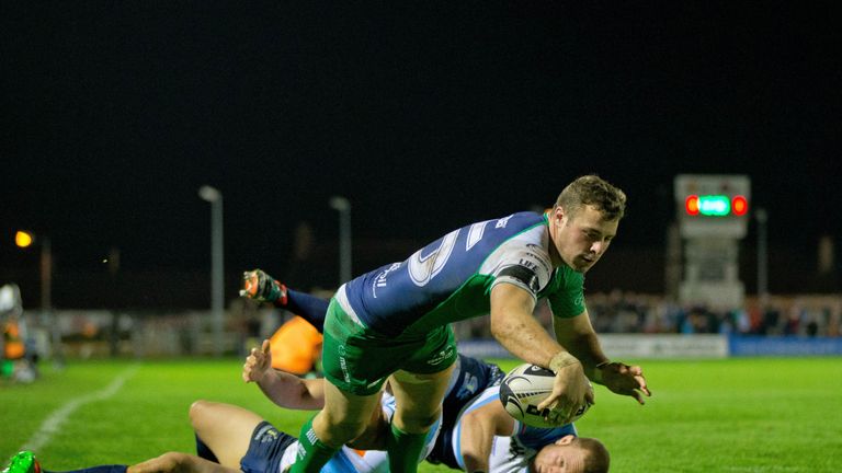 Robbie Henshaw goes over for Connacht