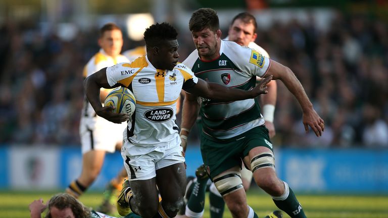 Wasps wing Christian Wade breaks clear from Mike Fitzgerald of Leicester