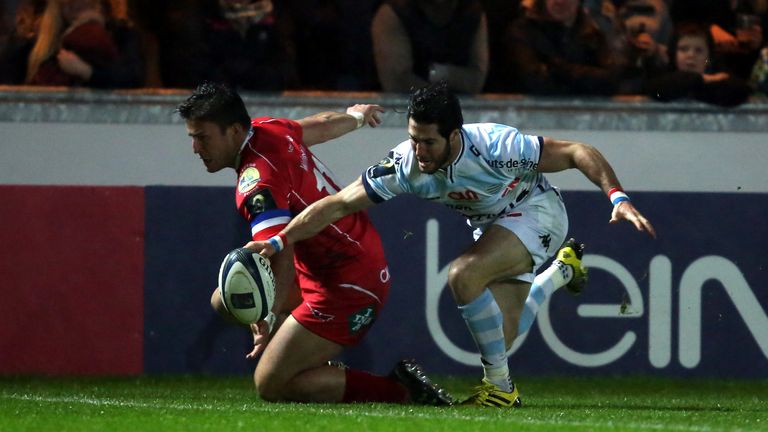Maxime Machenaud beats Scarlets wing DTH Van Der Merwe to the ball to score