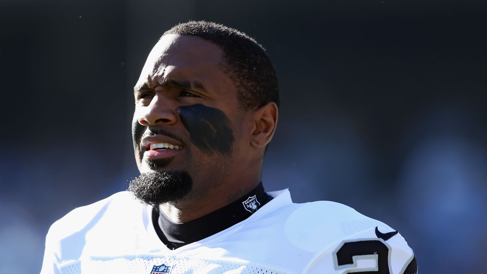 Oakland, California, USA. 8th Aug, 2003. Oakland Raiders defensive back Charles  Woodson (24) holds on to the ball. The Raiders defeated the Rams 7-6 in a  preseason game. Credit: Al Golub/ZUMA Wire/Alamy