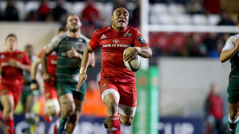 Munster's Francis Saili breaks but was eventually caught by Telusa Veainu