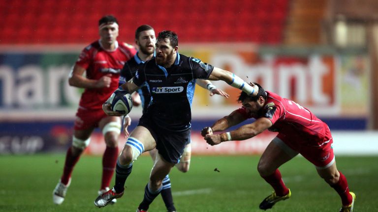  Glasgow's Sean Lamont evades Gareth Owen of Scarlets 