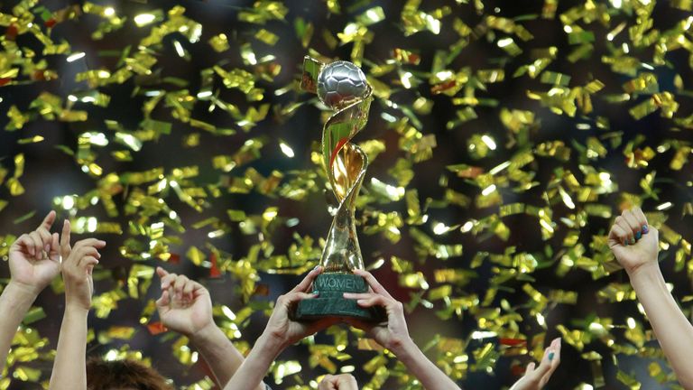 Sawa lifts the World Cup after Japan's success in 2011