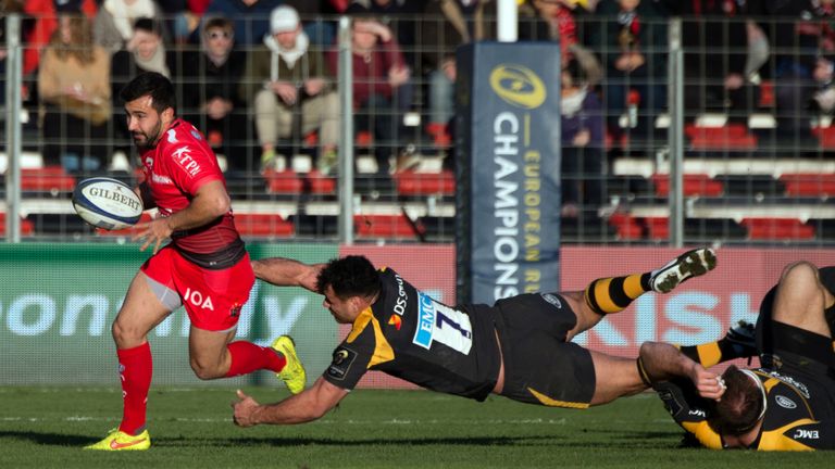 Eric Escande runs around Wasps' George Smith