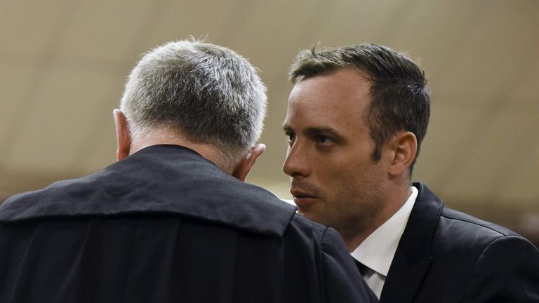 Pistorius speaks to his lawyer Barry Roux