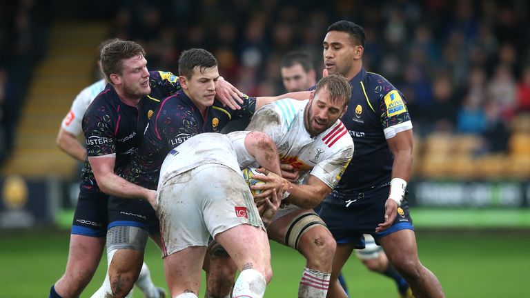 Chris Robshaw transfers the ball after being held up by the Worcester defence