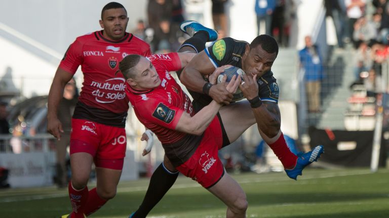 Toulon's Australian full-back James OConnor (L) tackles Bath's Semesa Rokoduguni 