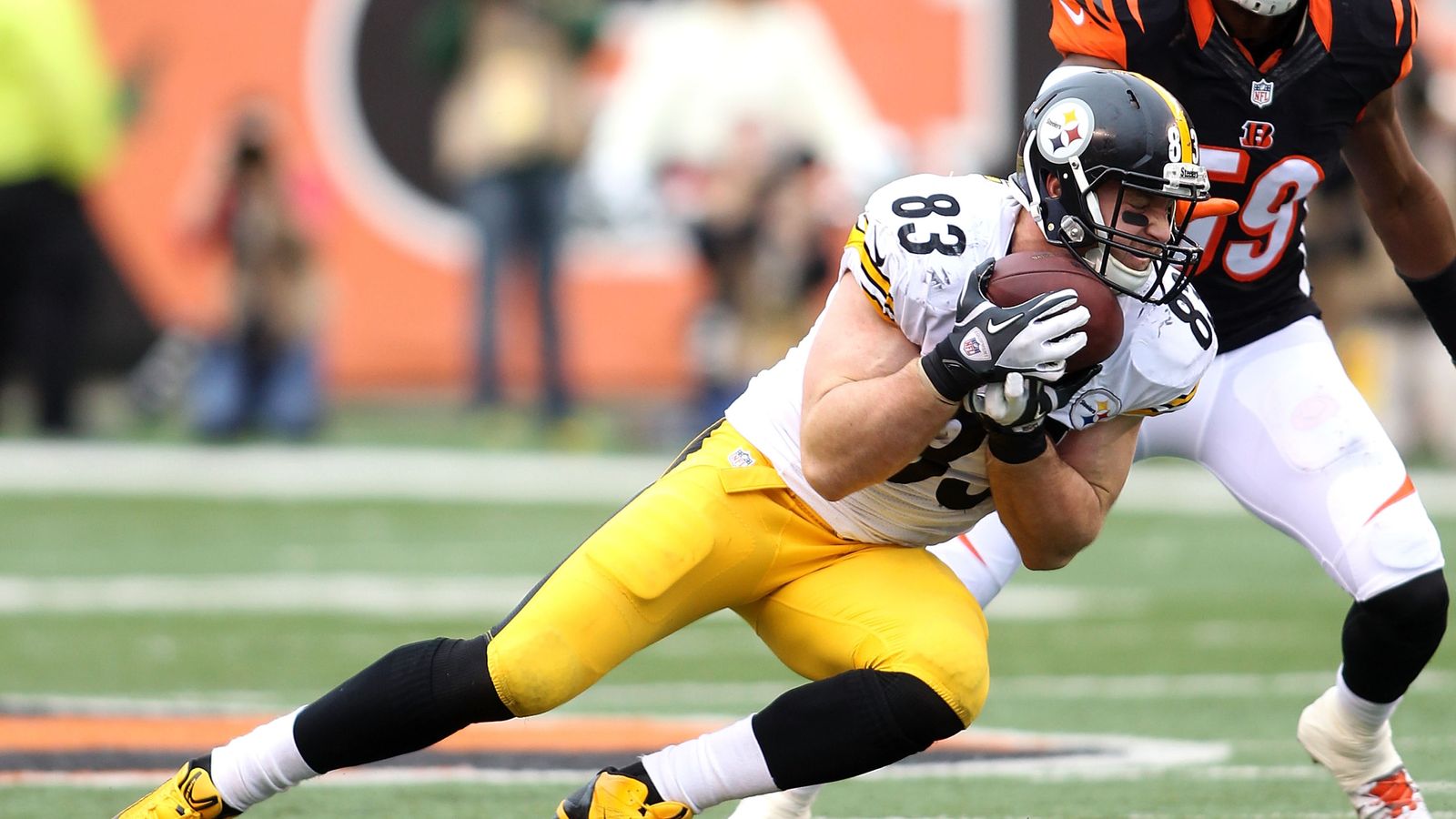 Pittsburgh Steelers tight end Heath Miller (83) runs off of Heinz