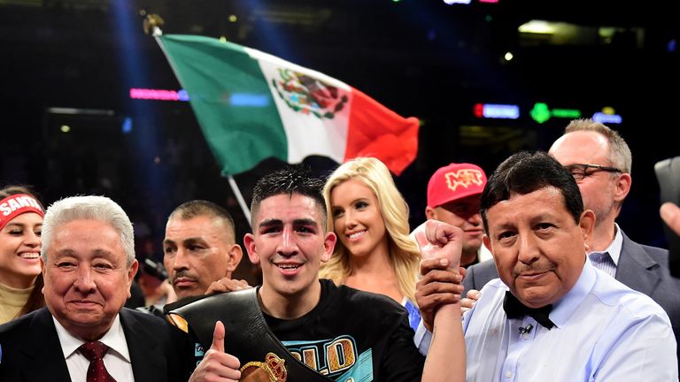 Santa Cruz defends his world featherweight title a week after Valdez's success