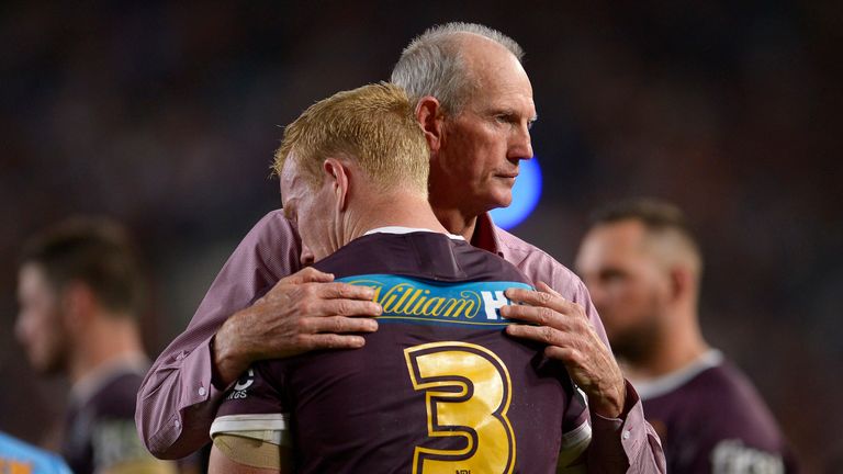 Bennett consoles Jack Reed after defeat during the 2015 NRL Grand Final match