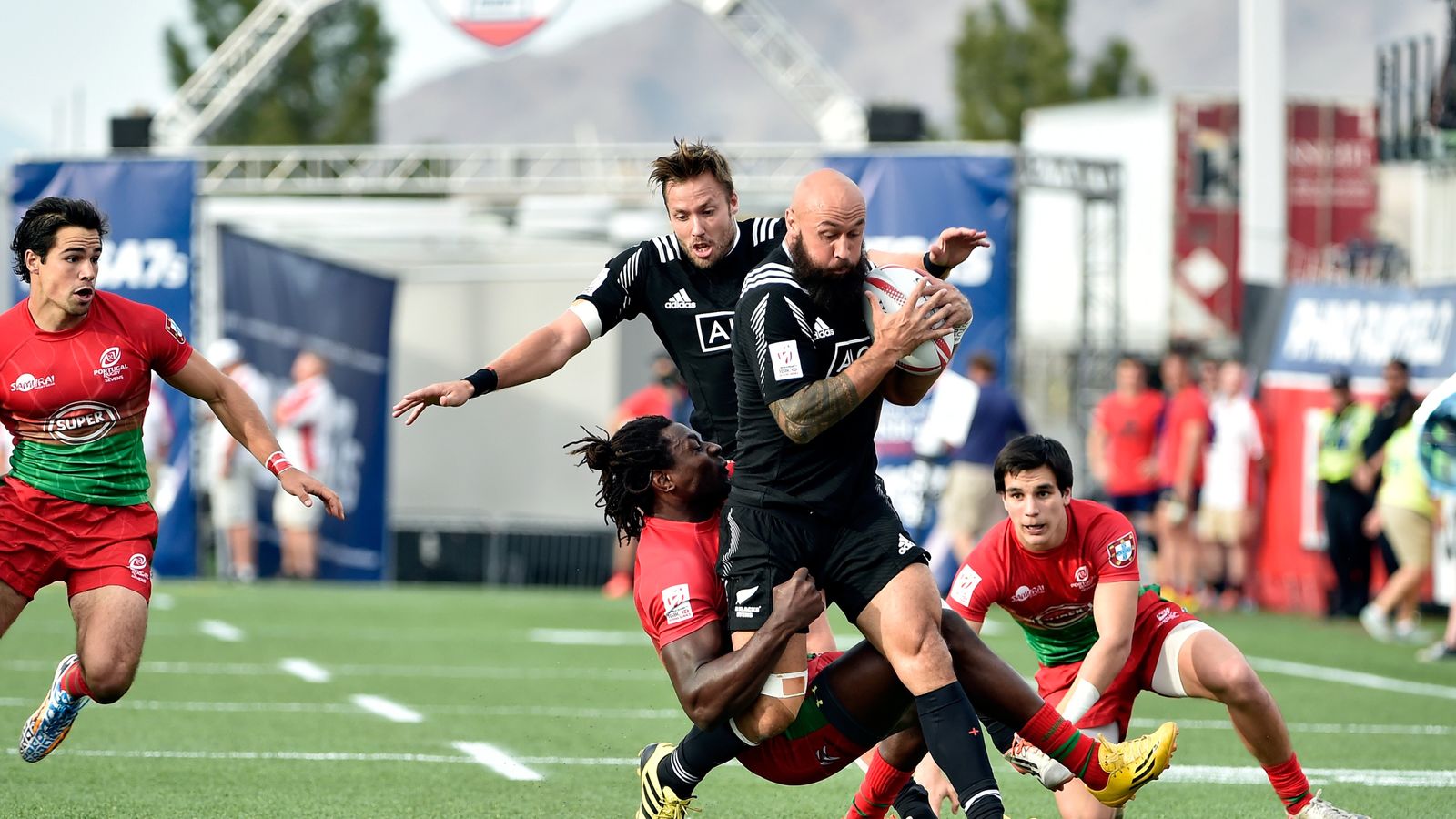 New Zealand make flying start in Las Vegas Sevens as England struggle