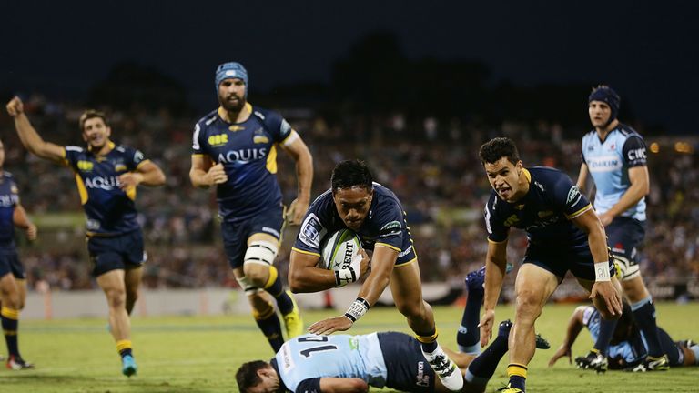 Matt Carraro can't watch as Christian Lealiifano goes over for the Brumbies