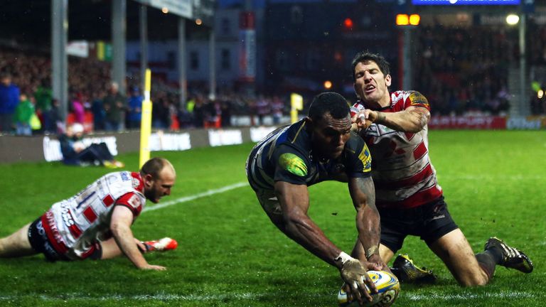 Semesa Rokoduguni beats James Hook to score Bath's second try